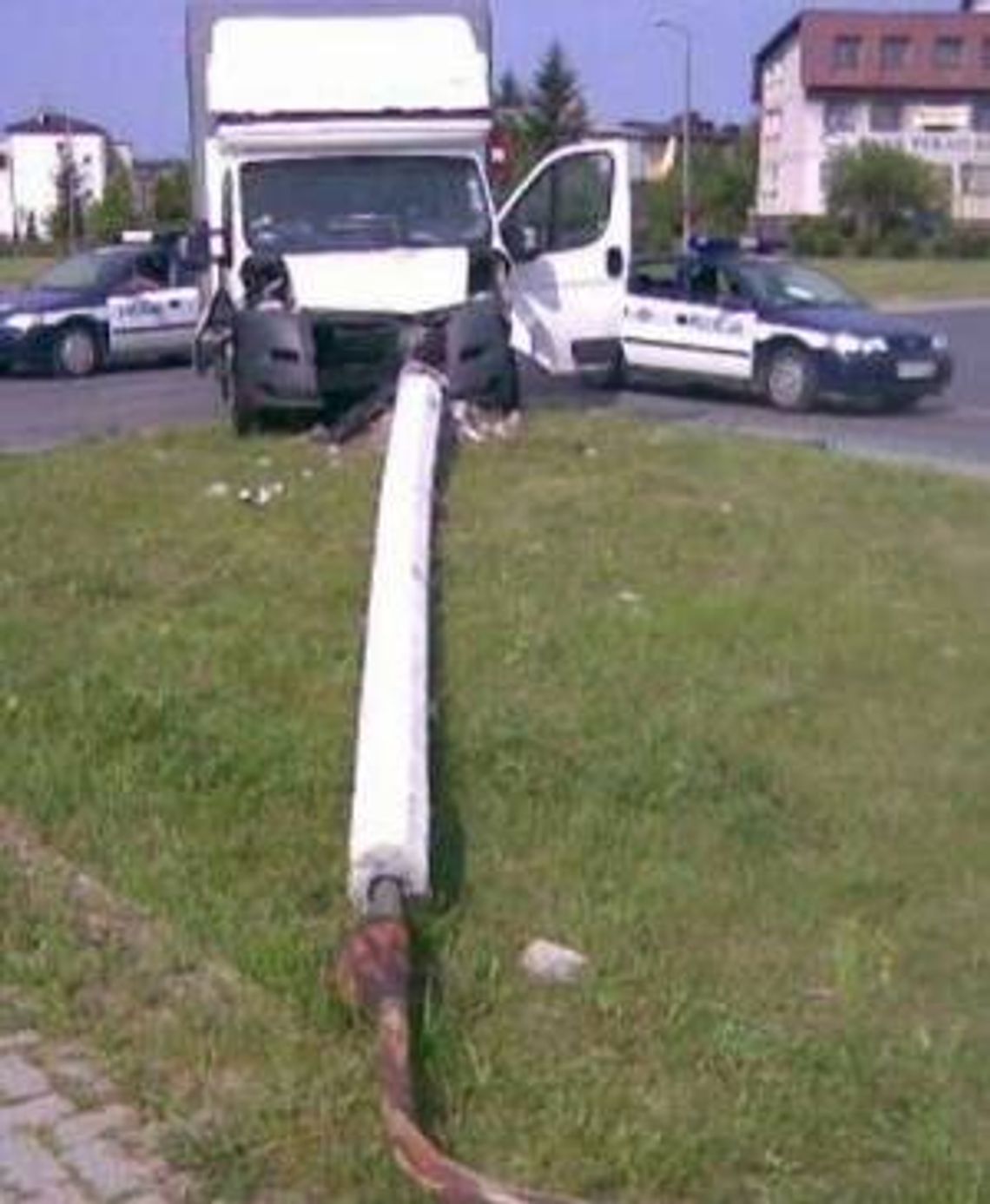 Świdnik: Dostawczy fiat ściął latarnię na rondzie Świdnik: Dostawczy fiat ściął latarnię na rondzie