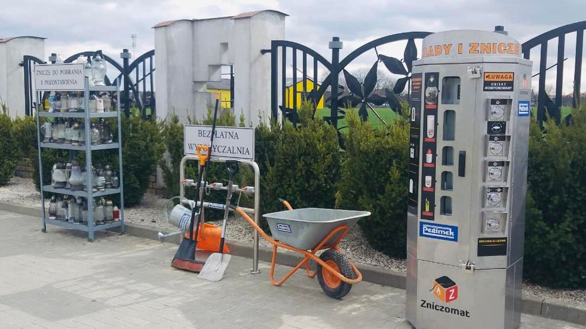 Świdnik. Kiedy sklepy zamknięte, kiedy nie można kupić zostaje… Zniczomat Świdnik. Kiedy sklepy zamknięte, kiedy nie można kupić zostaje… Zniczomat