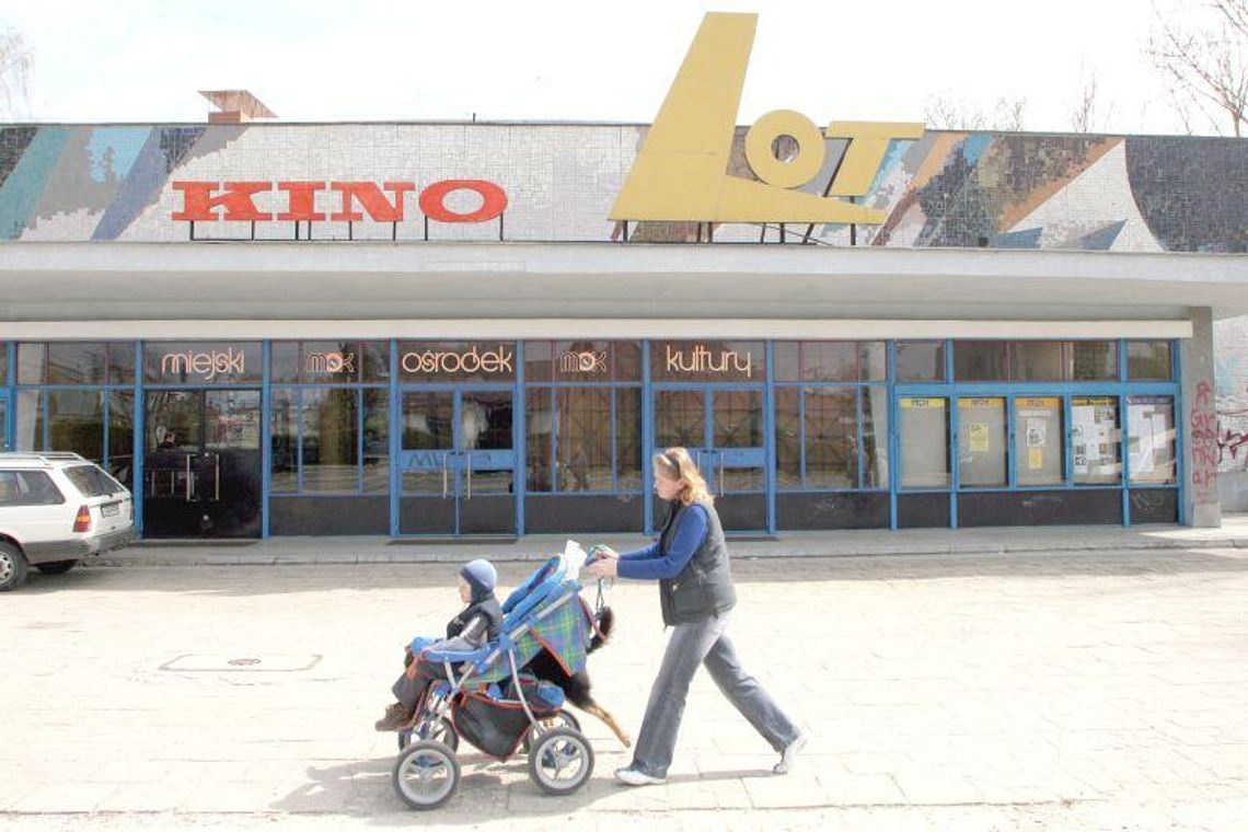 Świdnik: Kino \"Lot\" sprzedaje stare wyposażenie. 5 zł za fotel