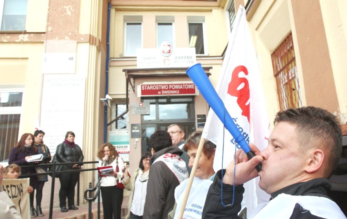 Świdnik, Krasnystaw. Pikiety pracowników w obronie DPS-ów Świdnik, Krasnystaw. Pikiety pracowników w obronie DPS-ów