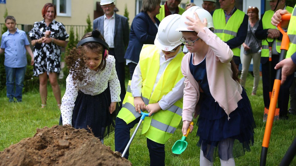 Świdnik. Łopata wbita, szkolna inwestycja ruszyła w Dzień Dziecka Świdnik. Łopata wbita, szkolna inwestycja ruszyła w Dzień Dziecka