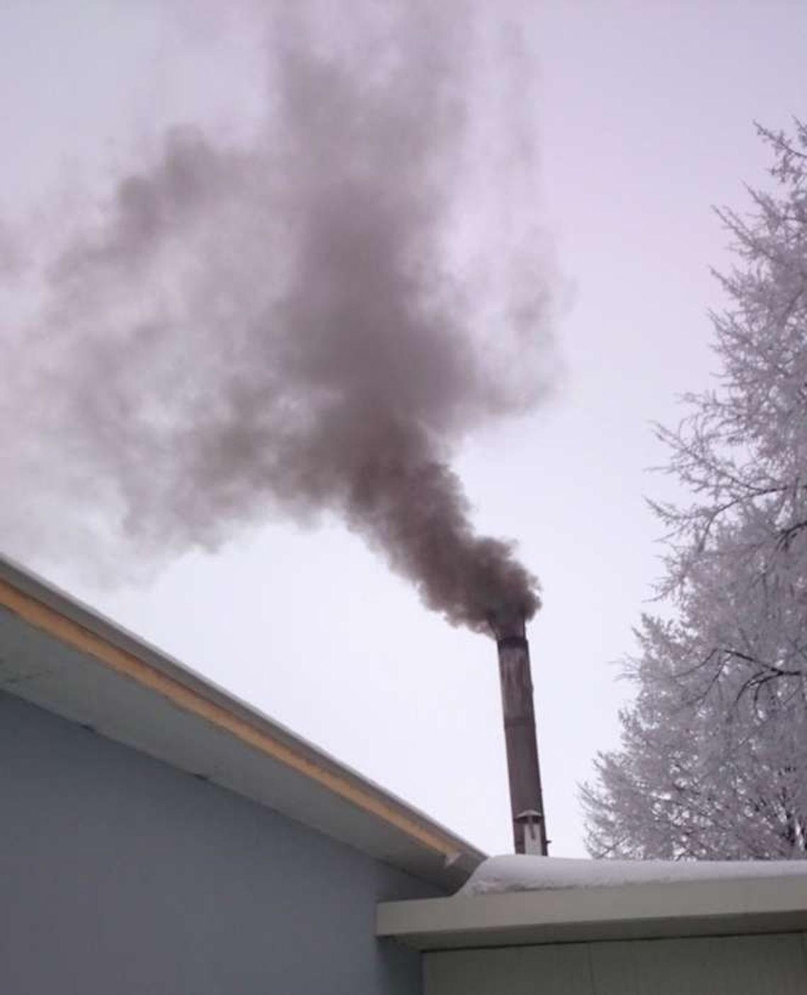Świdnik: Mechanik palił w piecu zużytym olejem. Czarny dym kopcił z komina