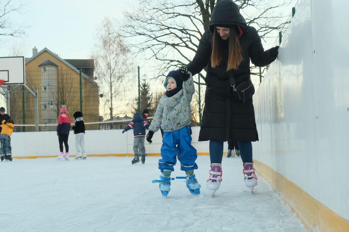 Świdnik. Można się już ślizgać na szkolnym lodowisku. Wypożyczalnia też działa