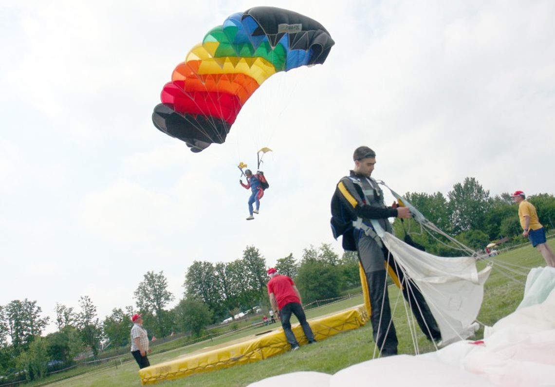 Świdnik patrzył w niebo. Zdjęcia z zawodów spadochronowych