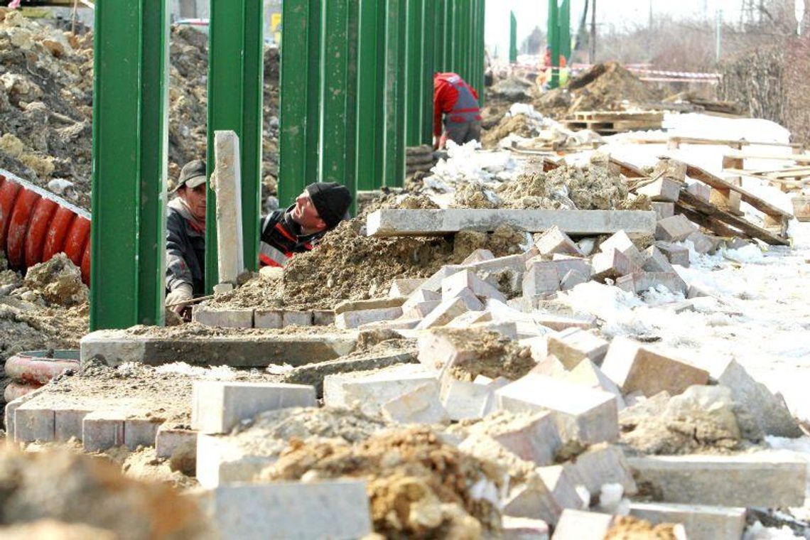Świdnik: Położyli chodnik, a teraz go zrywają