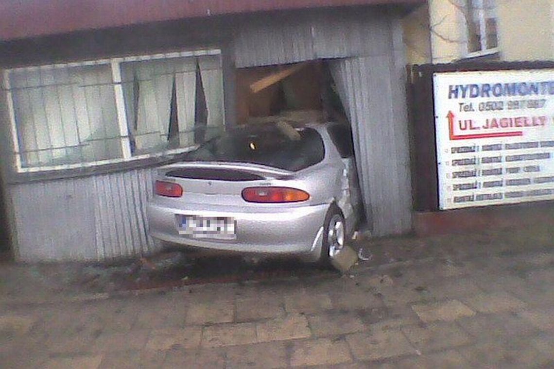 Świdnik: Samochód wjechał w blaszany kiosk