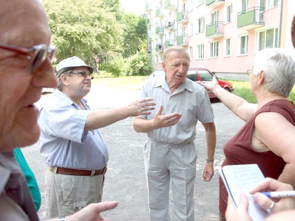 Świdnik: Właściciele samochodów kontra zwolennicy trawników