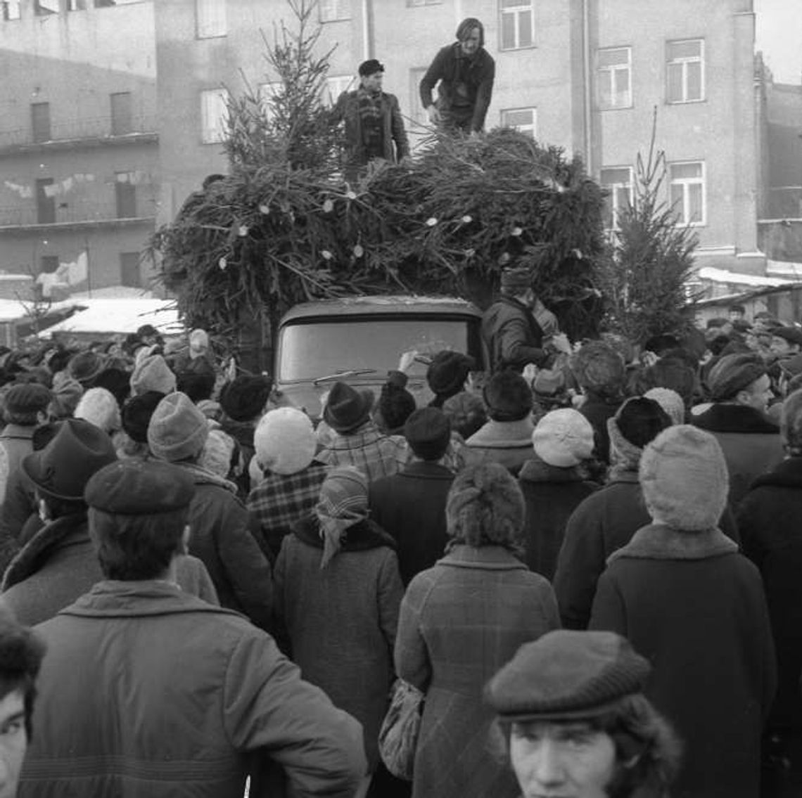 Święta w PRL: Długie kolejki, propaganda i wejściówki na bale [zdjęcia]