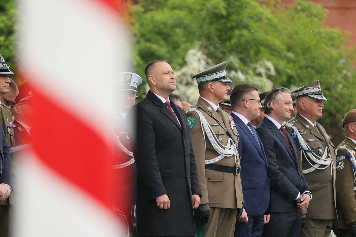 Święto Straży Granicznej z udziałem prezydenta Karola Nawrockiego Funkcjonariusze Straży Granicznej podczas centralnych obchodów 35-lecia formacji na Placu Zamkowym w Lublinie. Mimo deszczowej pogody w uroczystościach uczestniczyły setki osób, a ponad 300 funkcjonariuszy otrzymało pierwszy stopień oficerski.