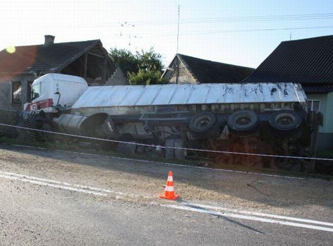 Świętokrzyskie: TIR przebił ogrodzenie i wjechał do parterowego domu