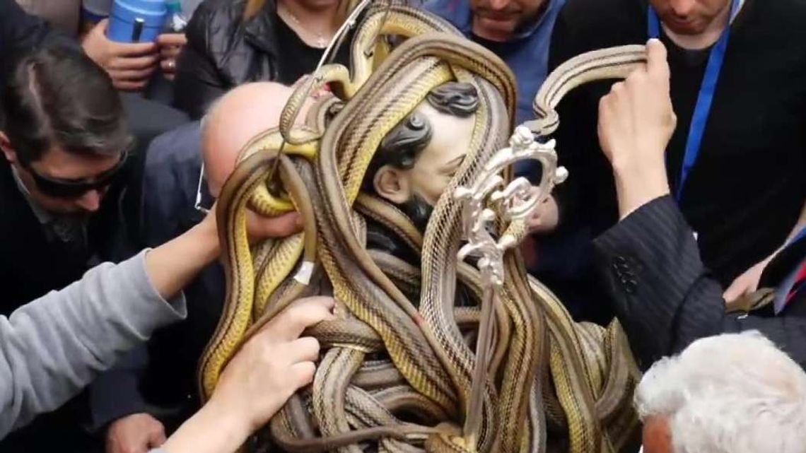 Święty a na jego głowie kłębowisko węży. Nietypowa procesja [wideo]