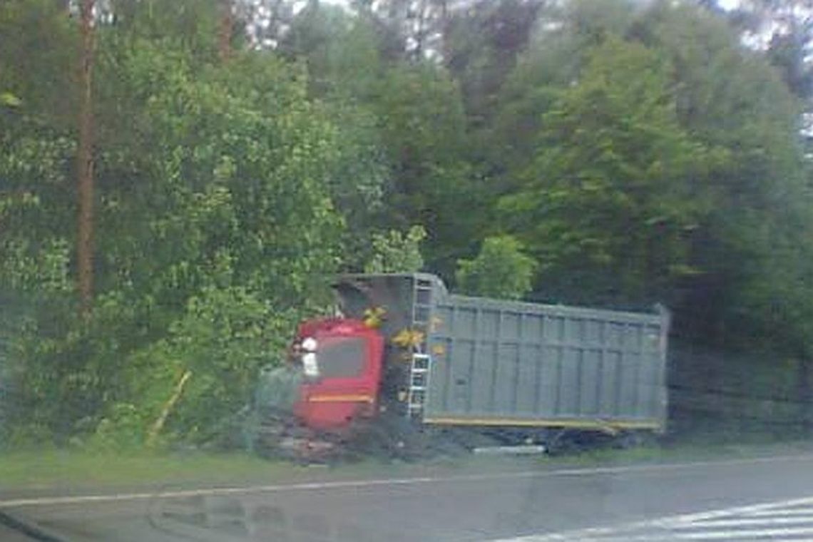 Sycyna: Zasnął za kierownicą i uderzył ciężarówką w drzewo