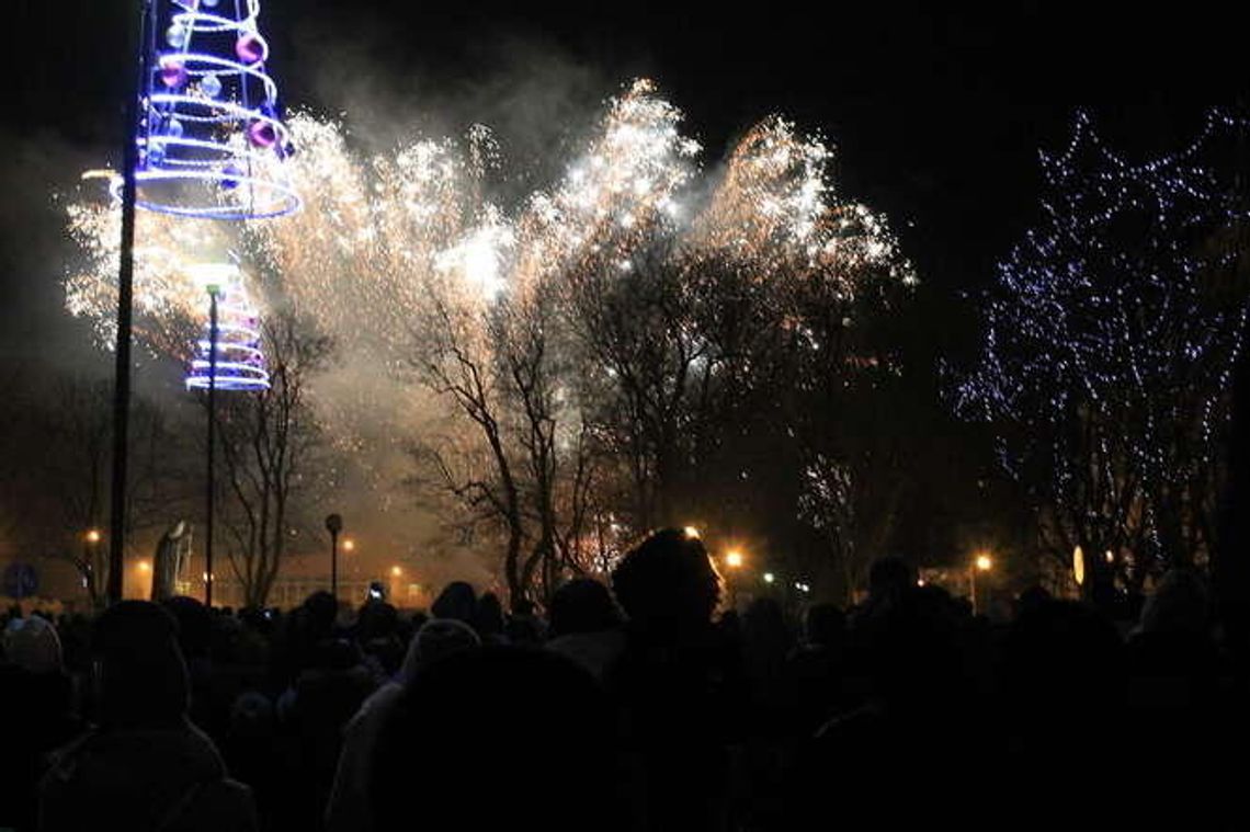 Sylwester 2016/2017 w Puławach. Pokaz fajerwerków (wideo)