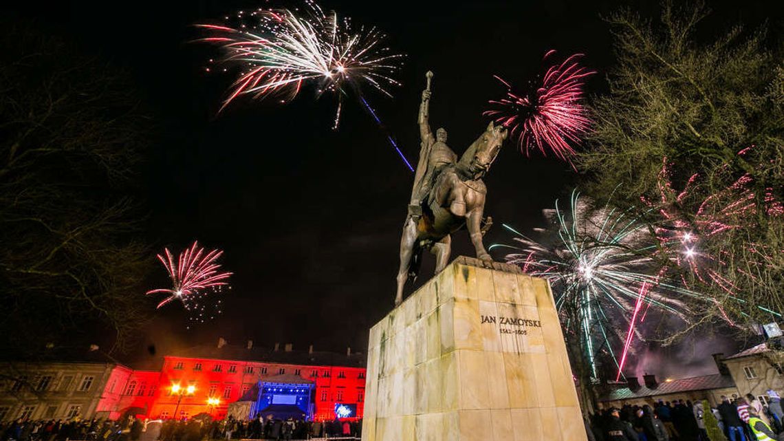Sylwester 2024 w Zamościu. Lodowisko, lasery i życzenia od prezydenta