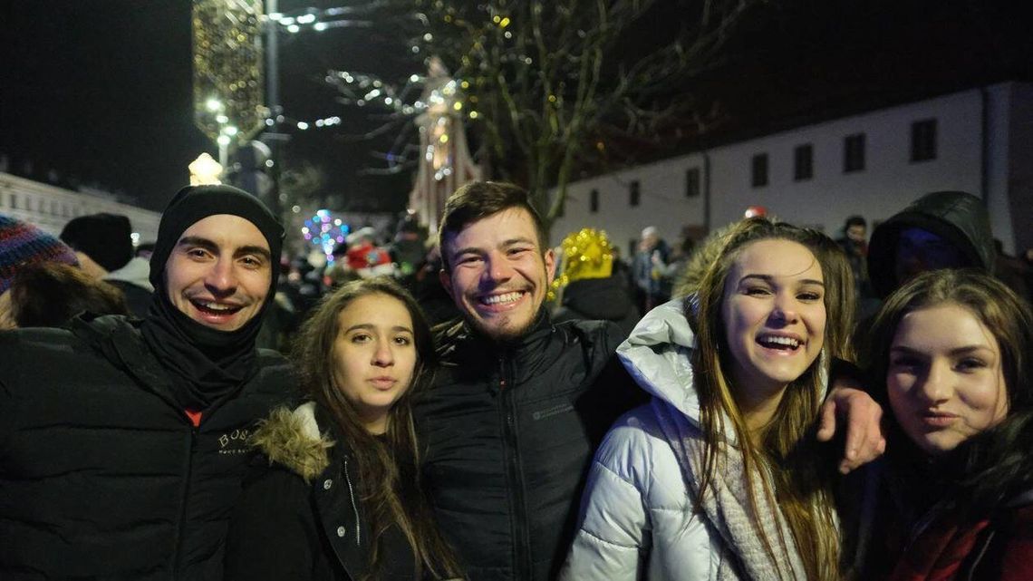 Sylwester w Lublinie. Tak mieszkańcy powitali Nowy Rok na pl. Litewskim [zdjęcia]