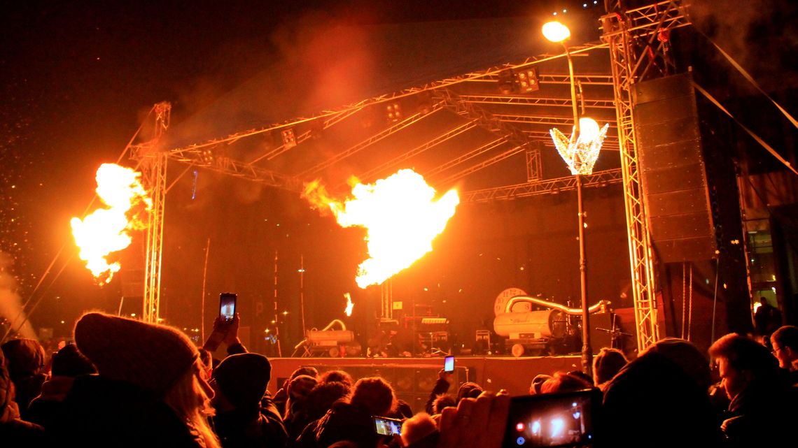 Sylwester w Puławach. Sceniczny ogień, konfetti, Bovska i Abba M. [wideo, zdjęcia]