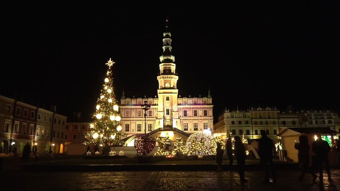 Sylwester w Zamościu. Pokaz fajerwerków na koniec starego i początek nowego roku [wideo]