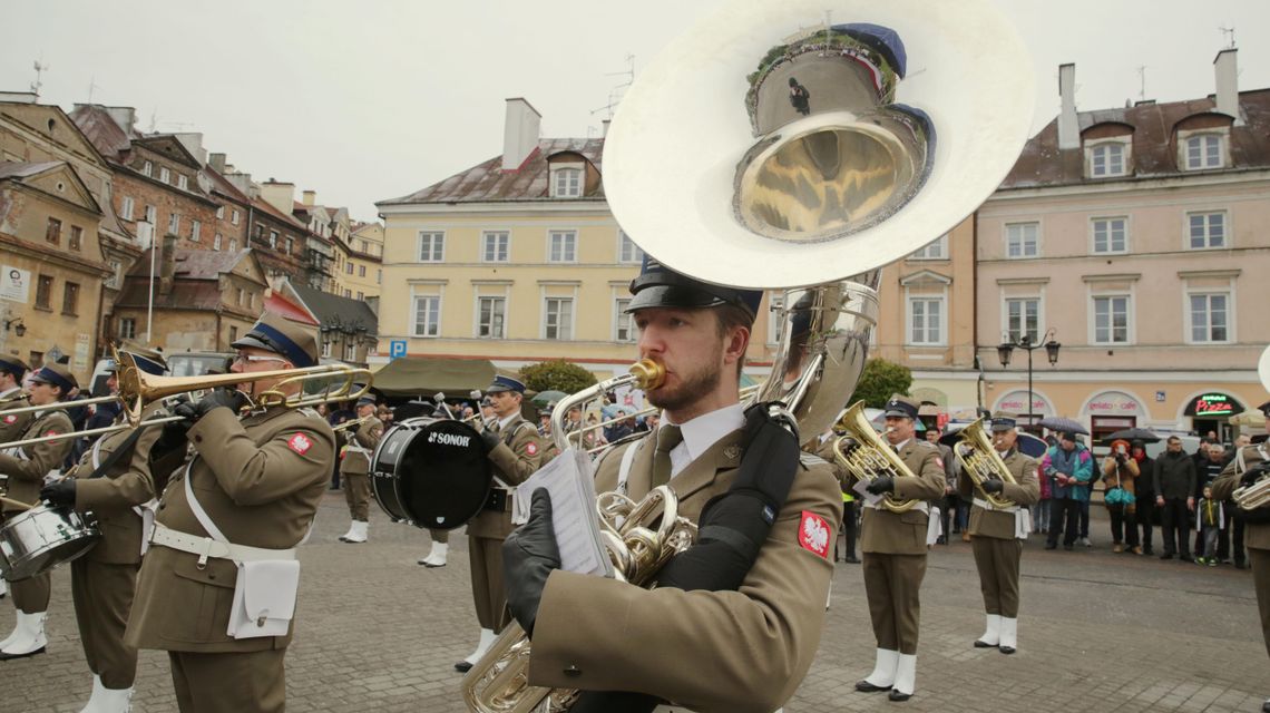 Symbole narodowe: Orzeł biały, biało-czerwone barwy i „Mazurek Dąbrowskiego”