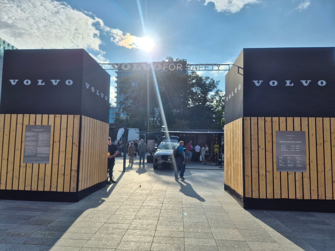W Miasteczku Bezpieczeństwa Volvo w Lublinie można bezpłatnie skorzystać z 12 symulatorów, wziąć udział w warsztatach oraz poznać zasady bezpiecznej jazdy.