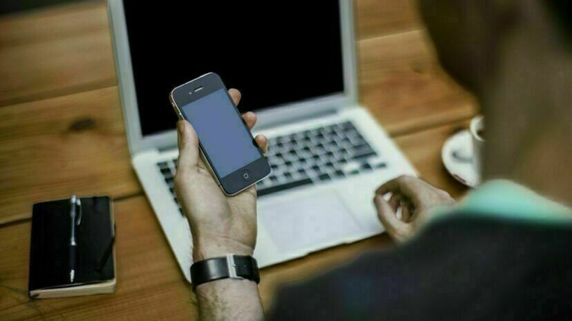 Syn bez telefonu, ojciec z energetykiem. Jak się mogą skończyć zakupy w internecie