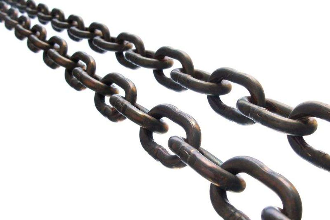 Syn przykuł ojca do ściany krowim łańcuchem. Żeby nie pił