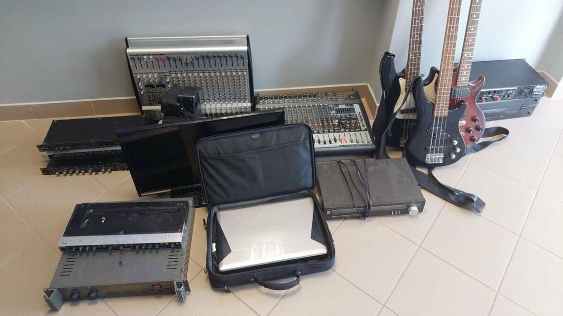 Synowska wdzięczność. Wyważył drzwi i ukradł ojcu sprzęt muzyczny, laptopy i telewizor