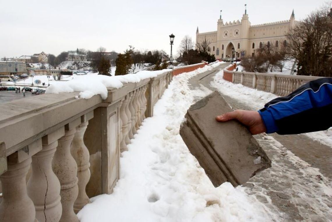 Sypią się balustrady przy ul. Zamkowej. Dopiero zbudowali, a już do remontu Sypią się balustrady przy ul. Zamkowej. Dopiero zbudowali, a już do remontu