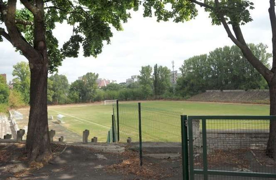 Sypiący się stadion na Wieniawie czeka na decyzję UEFA. Najpierw remont boisk treningowych Sypiący się stadion na Wieniawie czeka na decyzję UEFA. Najpierw remont boisk treningowych