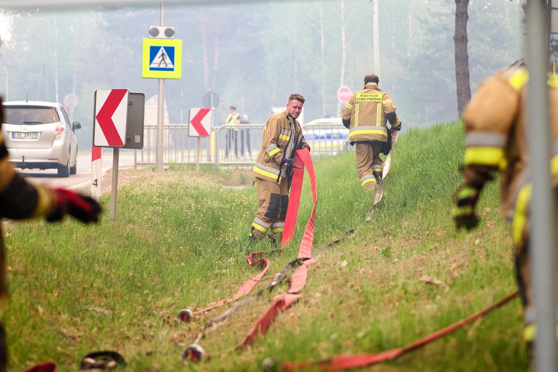 Pożar w powiecie biłgorajskim wybuchł we wtorek po południu w Puszczy Solskiej, gdzie są m.in. rezerwaty przyrody, parki krajobrazowe, obszary sieci Natura 2000, pomniki przyrody i tereny ochrony gatunkowej roślin i zwierząt. Do środy wieczorem pożar objął w sumie ok. 500 ha.