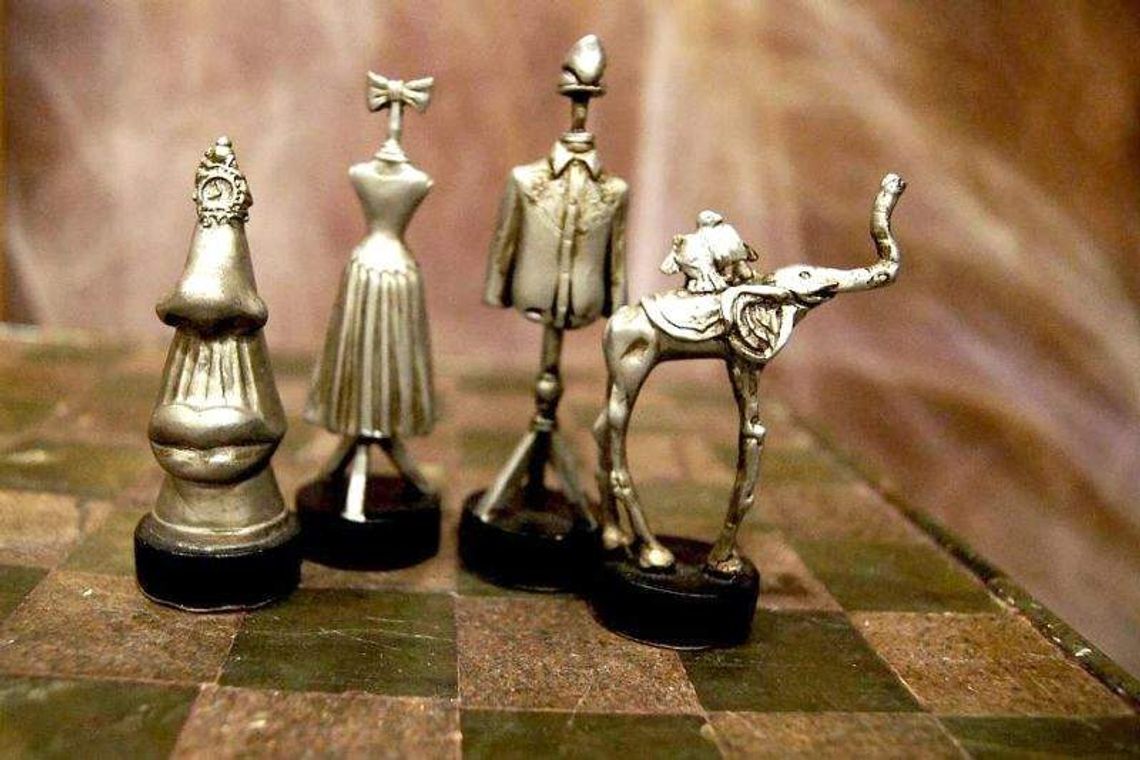 Szachy z całego świata na wystawie w Zamościu