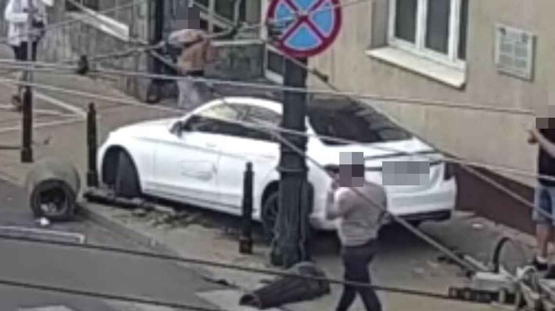 Szalał mercedesem i skasował latarnię. We krwi miał 1,5 promila alkoholu