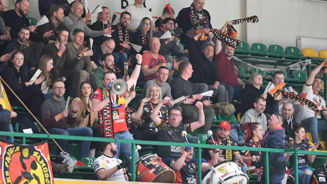 Szalenie dziwna sprawa. W hali jest znakomite nagłośnienie, a trzeba korzystać z pomocy piosenkarza disco polo