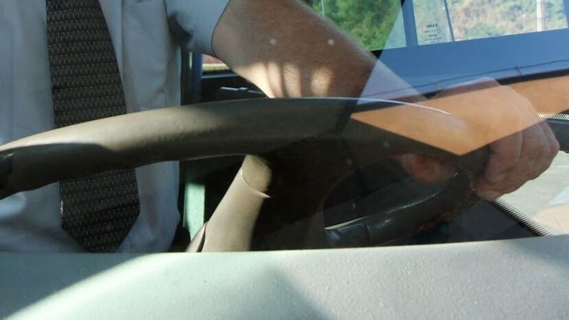 Szalenie niebezpieczny kurs busem. Pasażerowie prosili kierowcę, żeby się zatrzymał Szalenie niebezpieczny kurs busem. Pasażerowie prosili kierowcę, żeby się zatrzymał