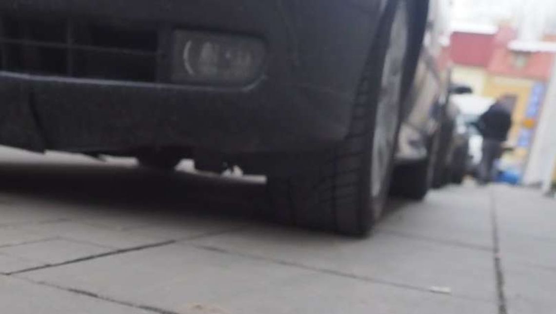 Szaleniec grasuje po Puławach. Przecina opony w samochodach