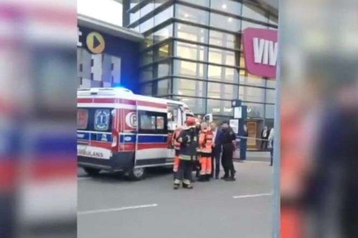 Szaleniec z centrum handlowego dźgał ludzi bagnetem. Poprawia się stan rannych