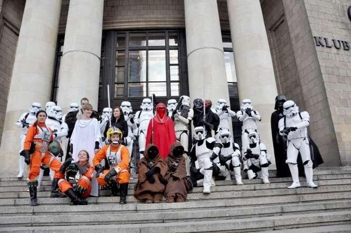 Szaleństwo Gwiezdnych Wojen. Legioniści przebierają się i pomagają innym Szaleństwo Gwiezdnych Wojen. Legioniści przebierają się i pomagają innym