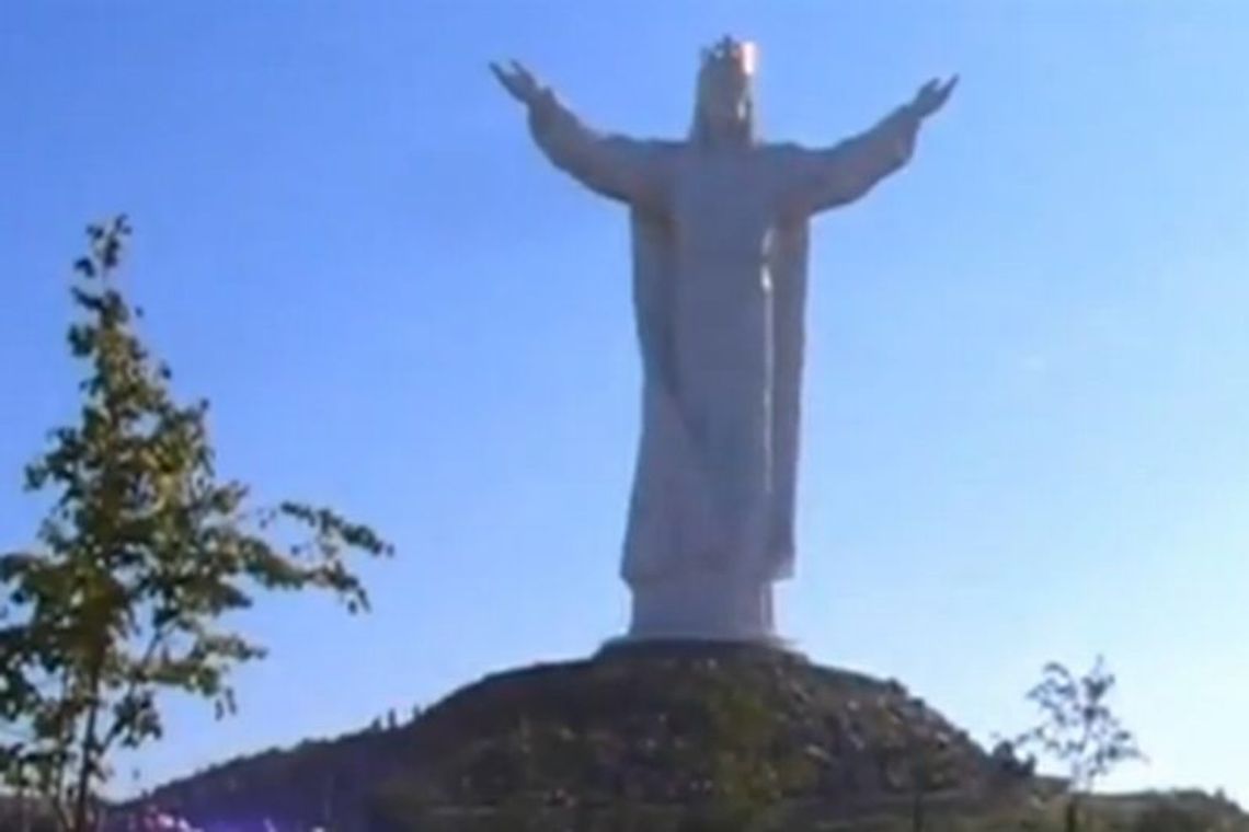 Szalik Falubazu na pomniku Chrystusa Króla (wideo)