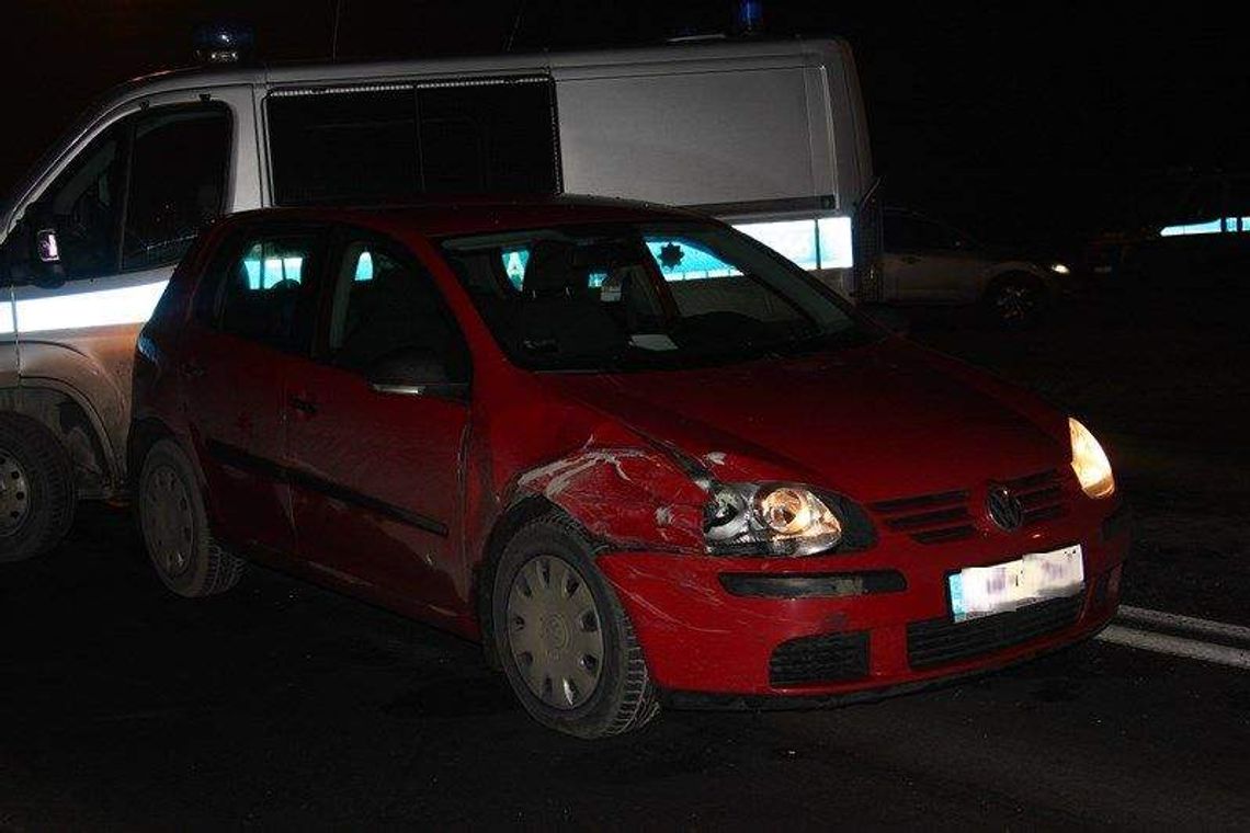 Szalony pościg za mężczyzną. Policjanci strzelali w opony