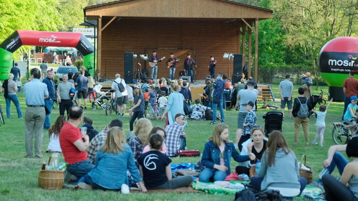 Szanty przy ognisku rozpoczęły Majówkę nad Zalewem Zemborzyckim [zdjęcia]