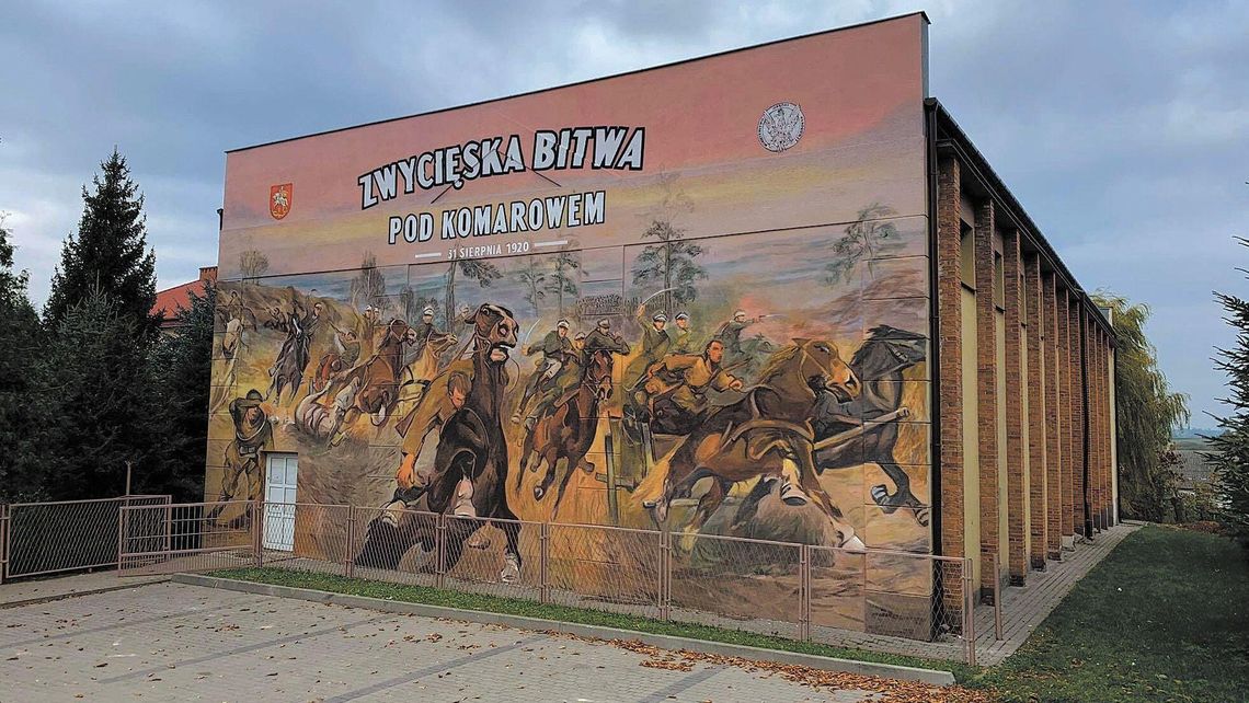 Szarżują szwoleżerowie mjr. R. Ruppa. Mural na szkolnej ścianie upamiętnia bitwę pod Komarowem Szarżują szwoleżerowie mjr. R. Ruppa. Mural na szkolnej ścianie upamiętnia bitwę pod Komarowem