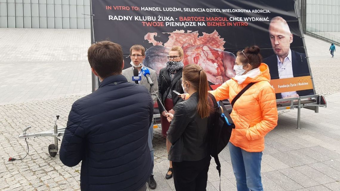 Szczątki ludzkiego płodu, a obok lubelski radny. Czy tym plakatem zajmie się prokuratura?