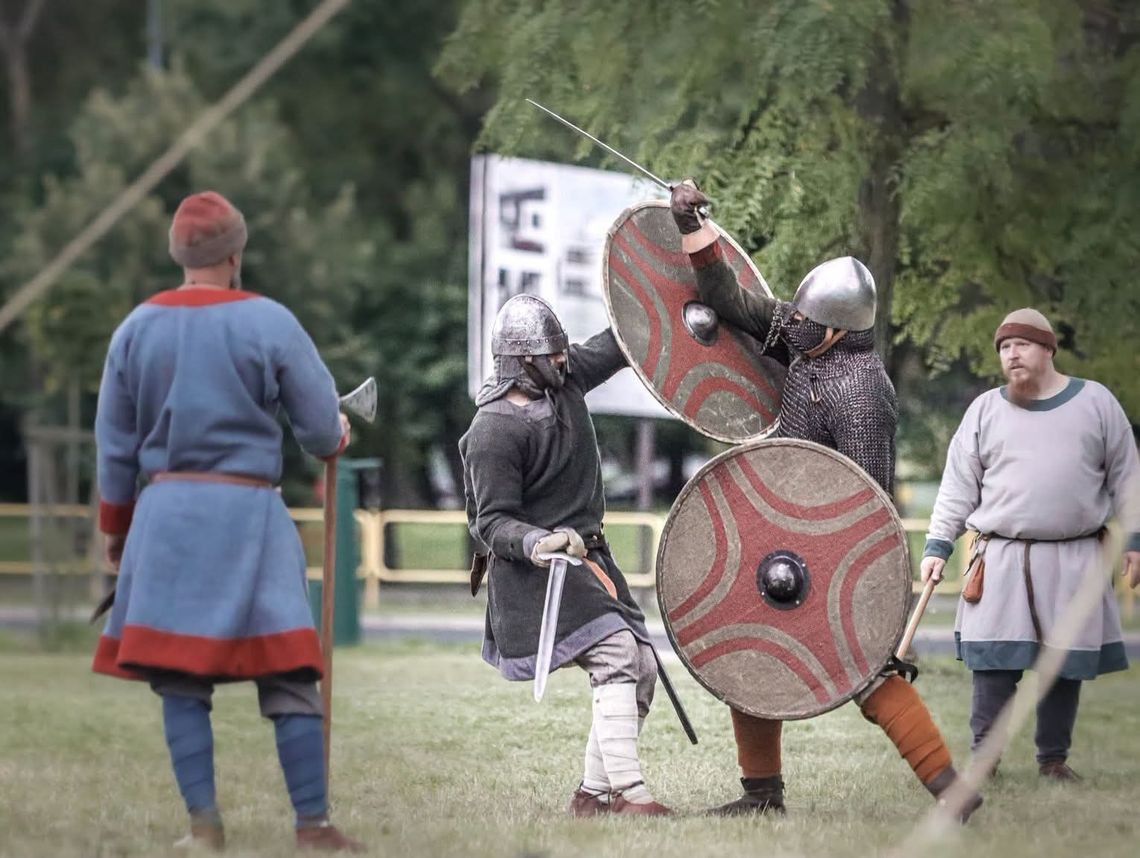 Szczęk oręża, średniowieczne smaki i książęcy dwór. Chełm cofa czas do XIII wieku Rekonstrukcja historyczna Chełm