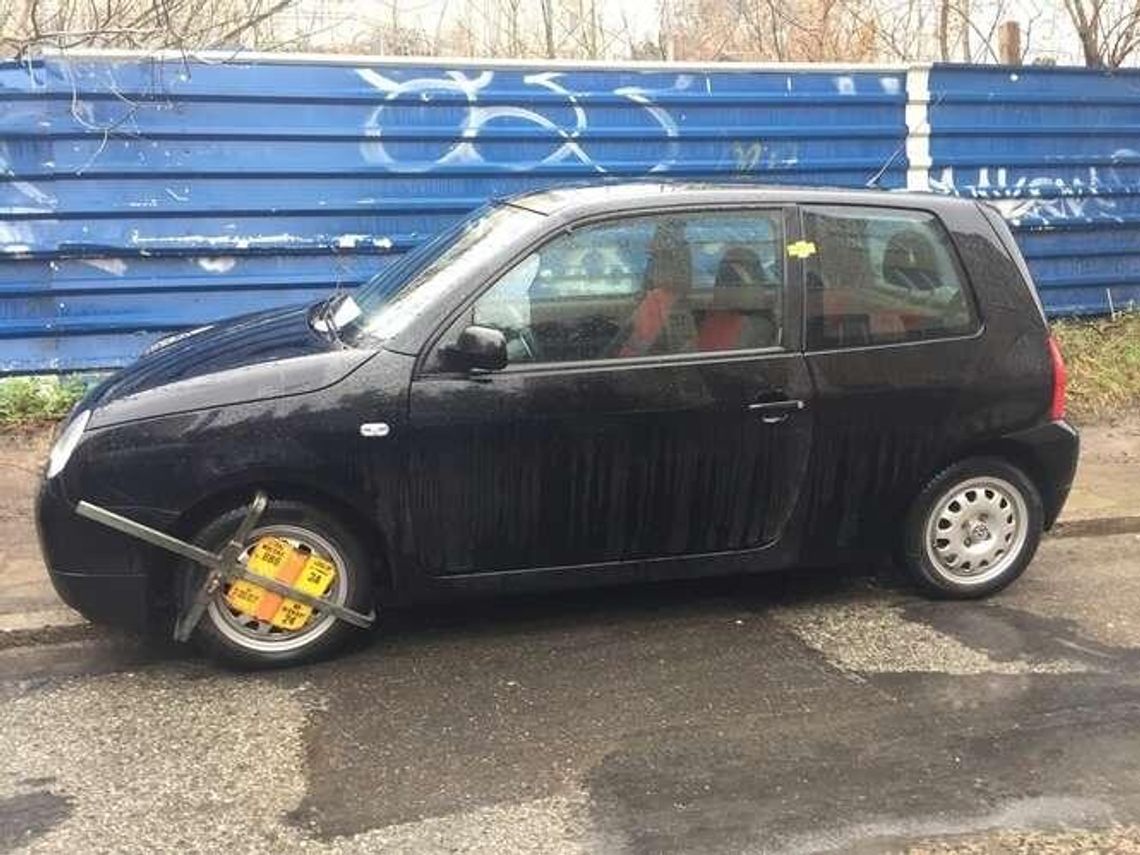 Szczęki na kołach aut przy ul. Czechowskiej. Akcja Straży Miejskiej