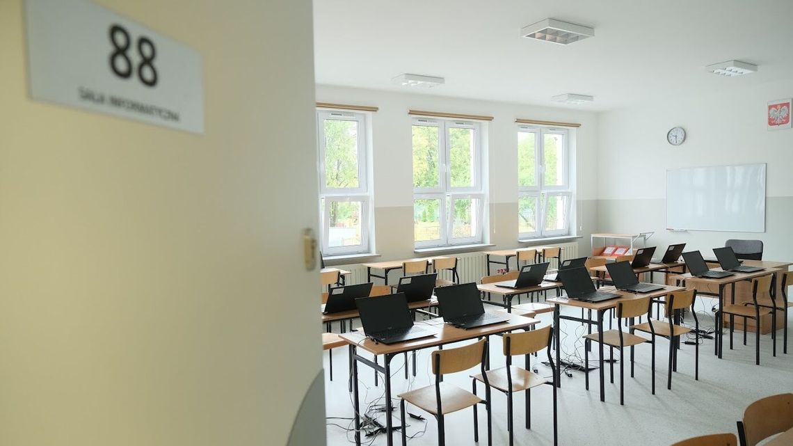 Szczepienia i wietrzenie sal. Rekomendacje MEN dla szkół na wrzesień