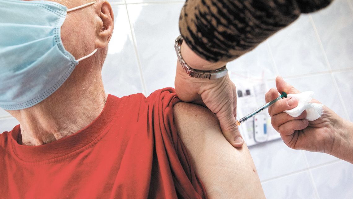 Szczepienia na Covid-19 w Puławach. Tysiące telefonów do przychodni