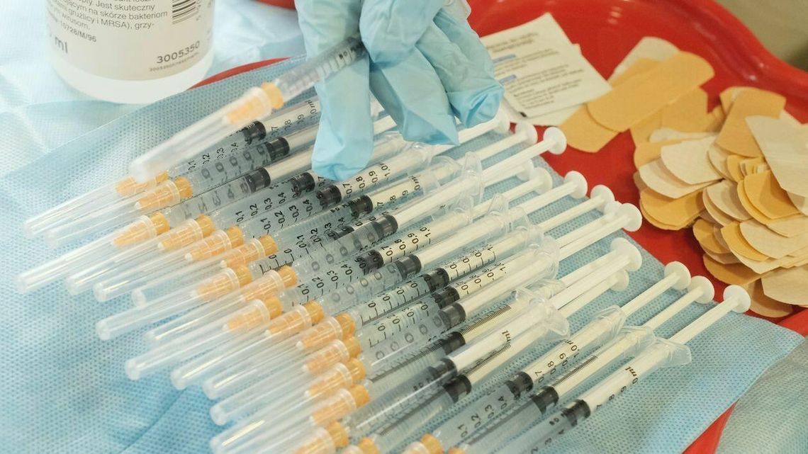 Szczepienia przeciw COVID-19 obowiązkowe dla niektórych grup zawodowych? "Jesteśmy przeciwnikami wprowadzenia przymusu"