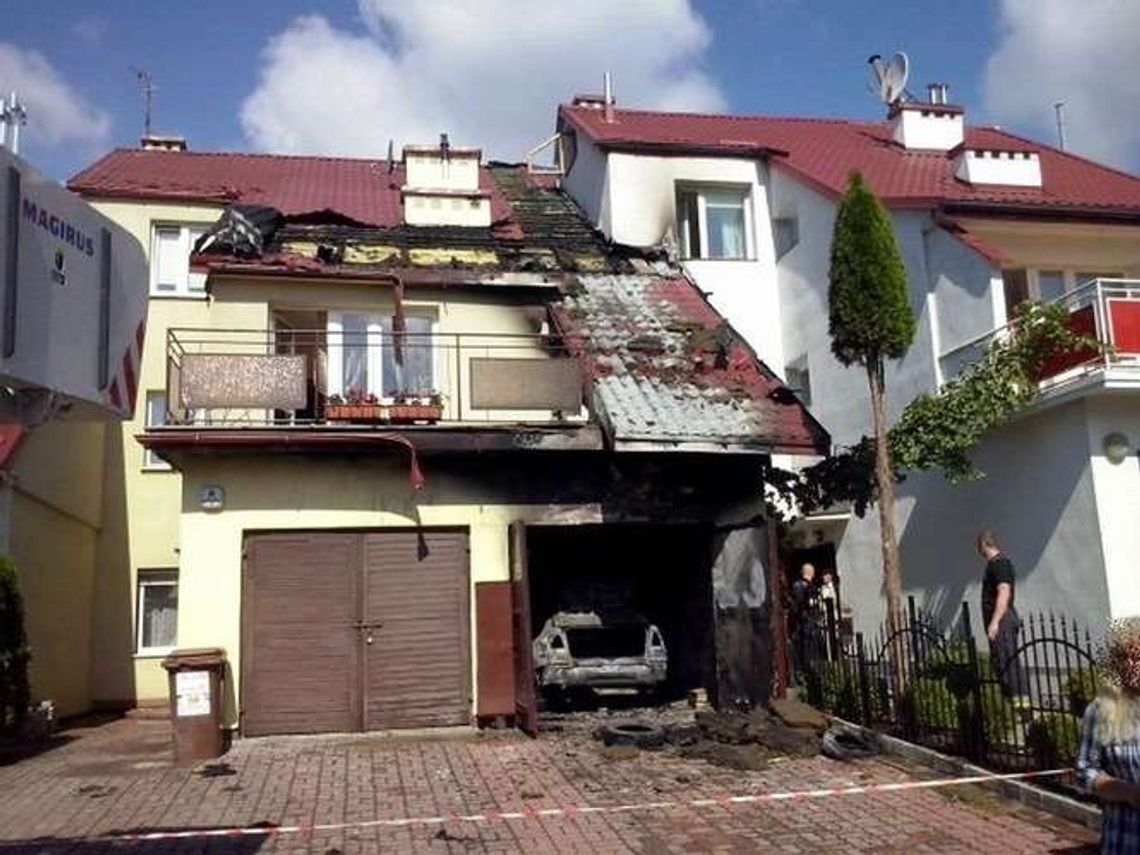 Szczytowa: Pożar domu na Czubach, spłonął dach i samochód