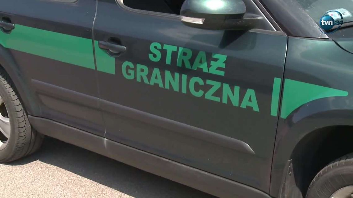 Szedł bez butów, miał związane ręce. Zauważył go patrol straży granicznej