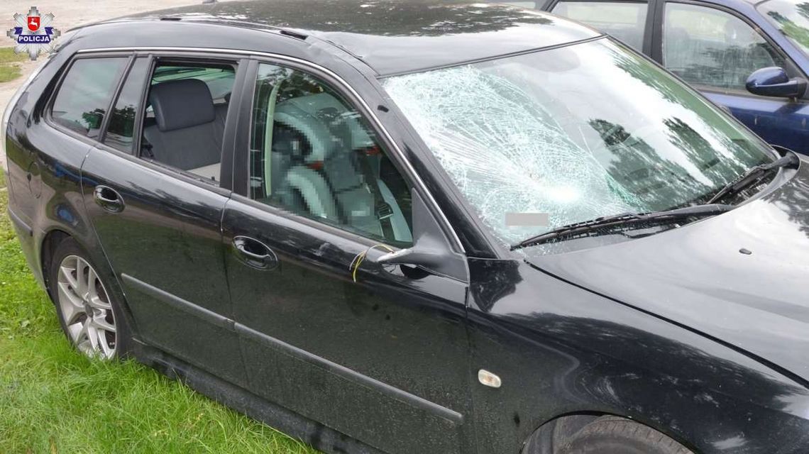 Szedł bez odblasków, potrącił go samochód. 79-latek nie żyje