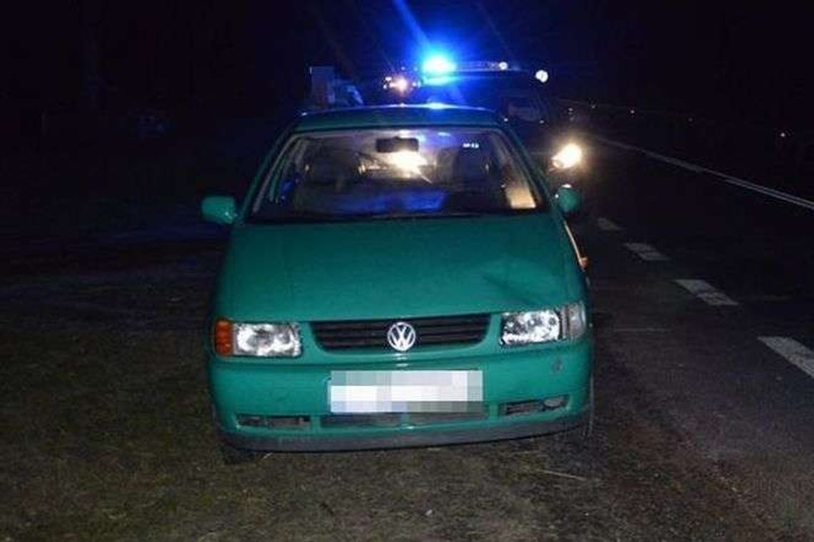 Szedł poboczem, bez odblasków. Potrącił go samochód 